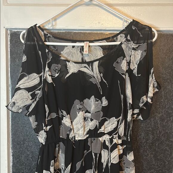Xhilaration Women’s Black and Gray Floral Flutter Sleeve Midi Dress Size M - Picture 4 of 6